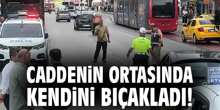 Caddenin ortasında kendini bıçakladı!