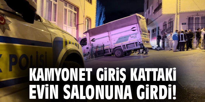 Kamyonet giriş kattaki evin salonuna girdi!