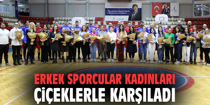 Erkek sporcular kadın çalışanları çiçeklerle karşıladı