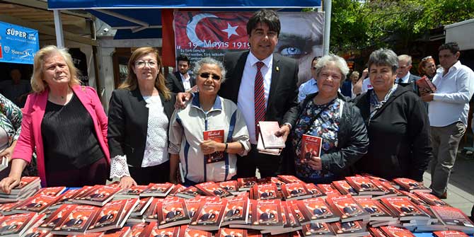 FOÇA BELEDİYESİ 1919 ADET ‘NUTUK’ DAĞITTI