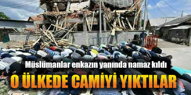 O ülkede Ramazan ayında cami yıktılar; müslümanlar enkazın yanında namaz kıldılar