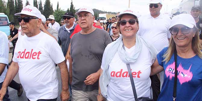 Yürüyüşü Veli Ağbaba'yla birlikte tamamladı