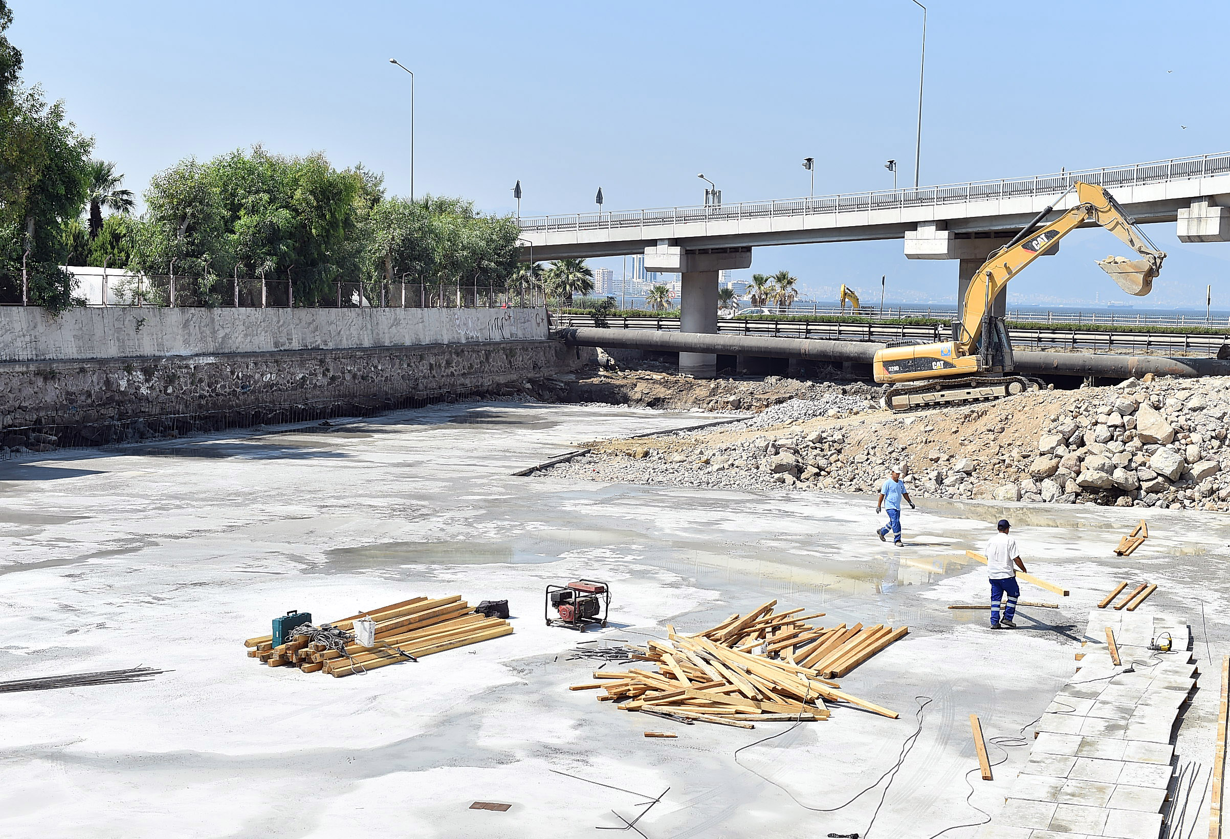 Bornova Deresi’nde beton kaplama yapılıyor