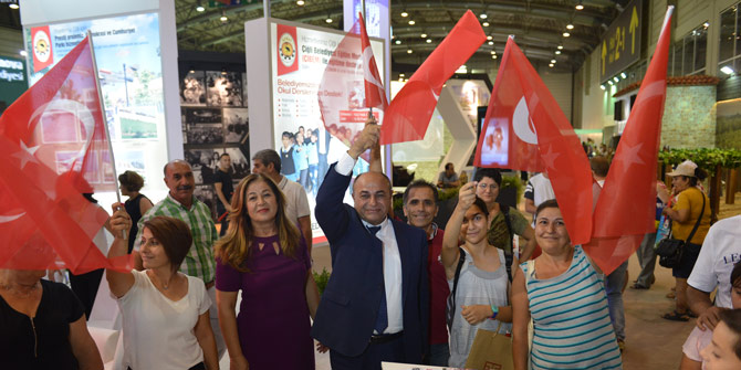 Çiğli Belediyesi fuarda bayrak dağıtıyor