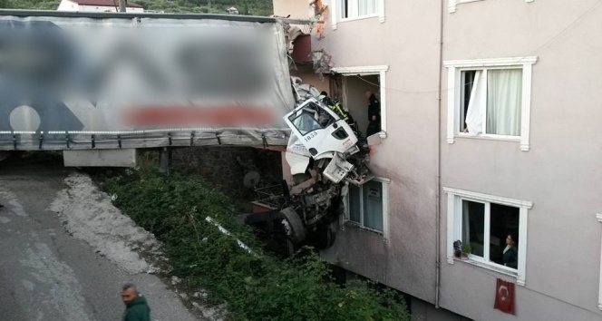 Yoldan çıkan tır binanın 3. Katına girdi!