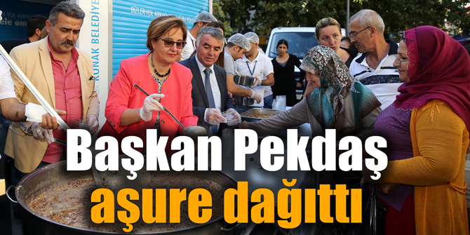 Başkan Pekdaş aşure dağıttı