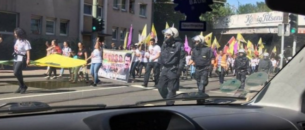 Alman polisinden alçak destek!