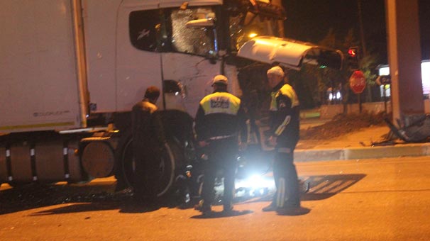 İşçileri taşıyan servis ile tır çarpıştı