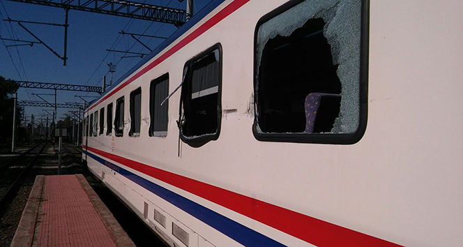 Korkunç kaza! Yolcu treni, hemzemin geçitte tırla çarpıştı...