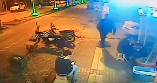 Yerde yatan köpeğe durduk yere tekme attı... İşte o görüntüler