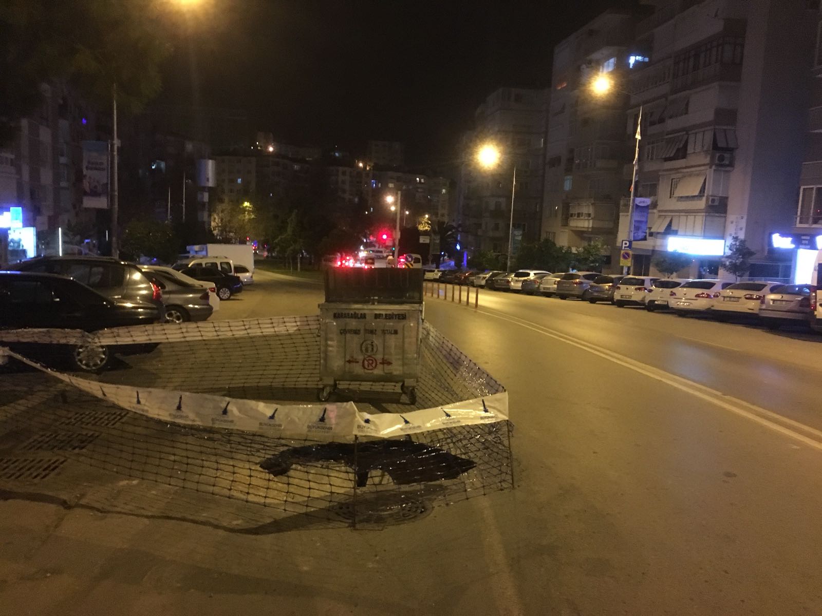 Çöken yola çöp konteynırı ile önlem