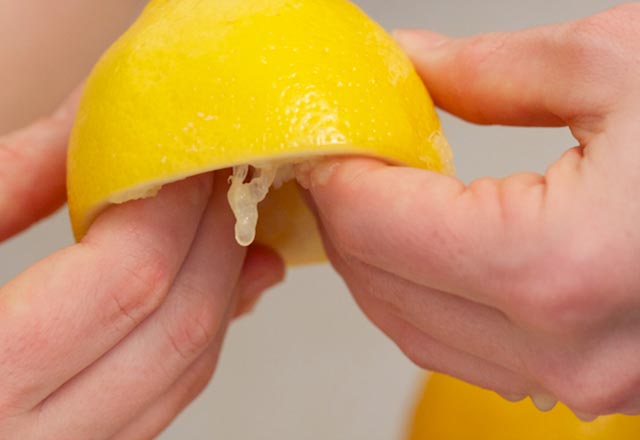 Parmaklarınızı 10 dakika boyunca limonun  içinde bekletirseniz...