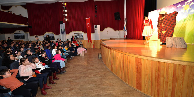 Foça Belediyesi'nden çocuklara yarı yıl hediyesi