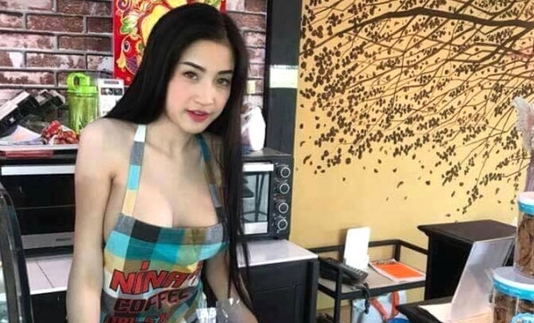 Garson kızları soyup çıplak şekilde...
