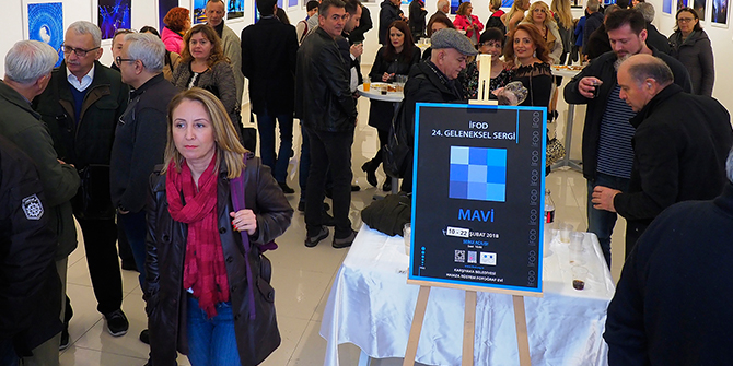 İzmirli fotoğrafçılardan mavi temalı özel sergi açıldı
