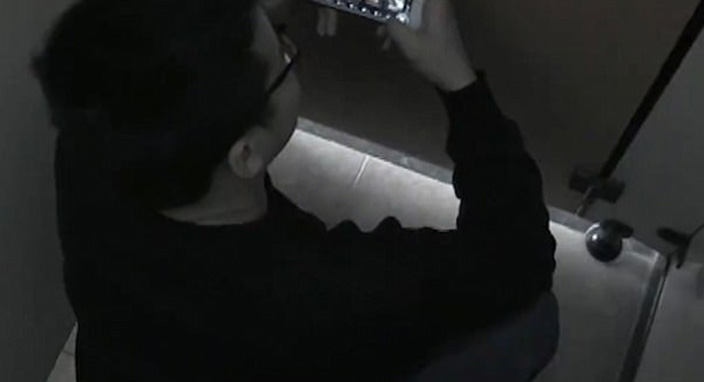 Yarım saat tuvalette telefonuyla oynayan adama bakın ne oldu!