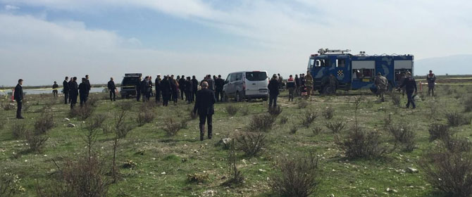 İzmir'de uçağın düştüğü alanda inceleme