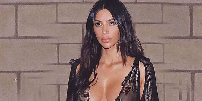 Kim Kardashian yine yaptı yapacağını! Çıplak yemek yedi...