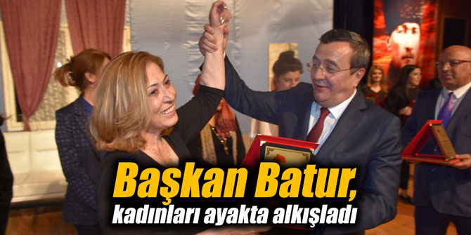 Başkan Batur, kadınları ayakta alkışladı