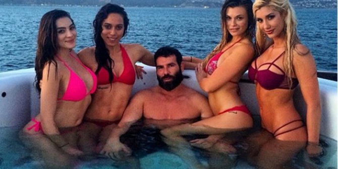 Türk şarkıcı Dan Bilzerian'ın yanına gidiyor!