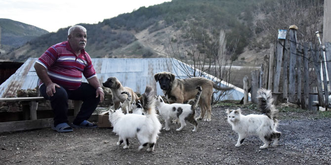 Emekli maaşıyla 25 kedi, 15 köpek besliyor
