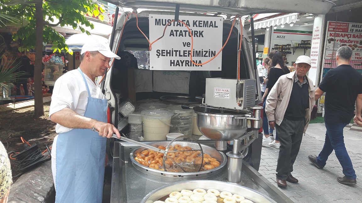 Karşıyaka'da Atatürk ve şehitler için lokma döküldü