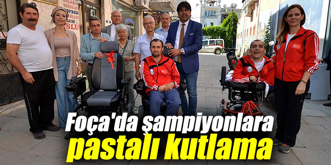 Foça'da şampiyonlara pastalı kutlama