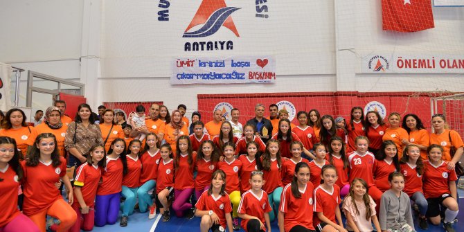 Sporcu velilerinden Başkan Uysal’a plaket