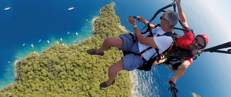 Eşinin küllerini yamaç paraşütüyle denize savurdu