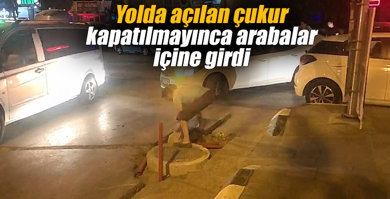 Yolda açılan çukur kapatılmayınca arabalar içine girdi