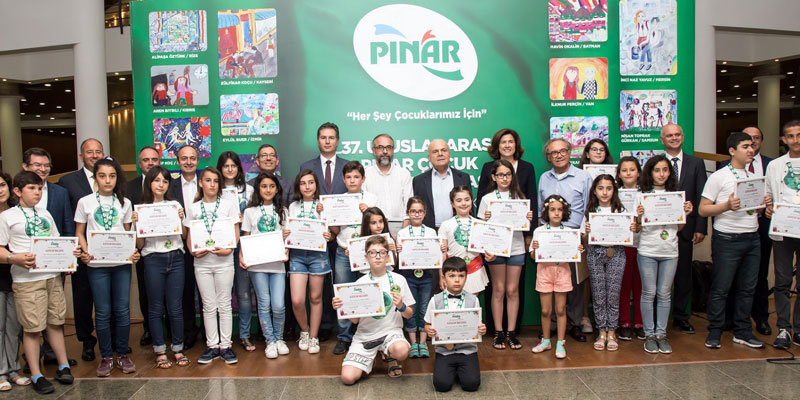 Arkadaşlıklarını çizen minik ressamlar ödüllerini aldı