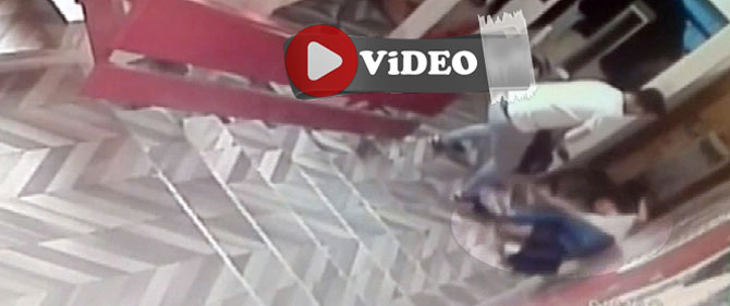 Sevgilisinin önünde kendini bıçakladı
