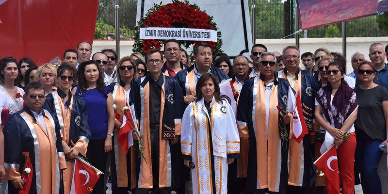 İzmir Demokrasi Üniversitesi 'den '15 Temmuz' yürüyüşü