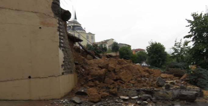 Yoğun yağış nedeniyle okulun duvarı çöktü