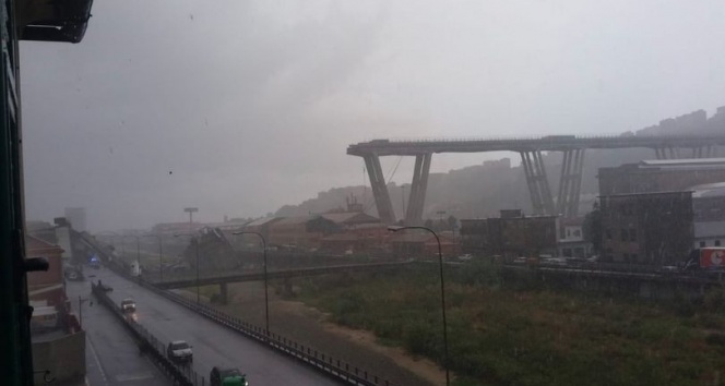 Facia! Otoyol köprüsü çöktü