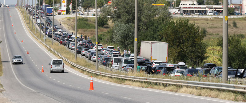Akın akın dönüyorlar... Kuyruk 6 kilometre