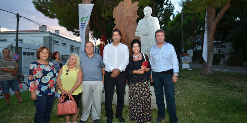 Foça'ya, Avni Arbaş heykeli dikildi