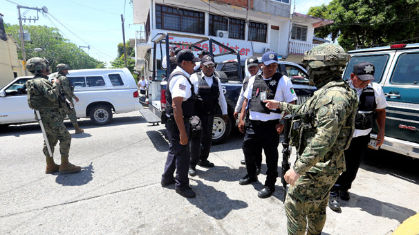 Tüm polis memurlarının silahlarına el kondu