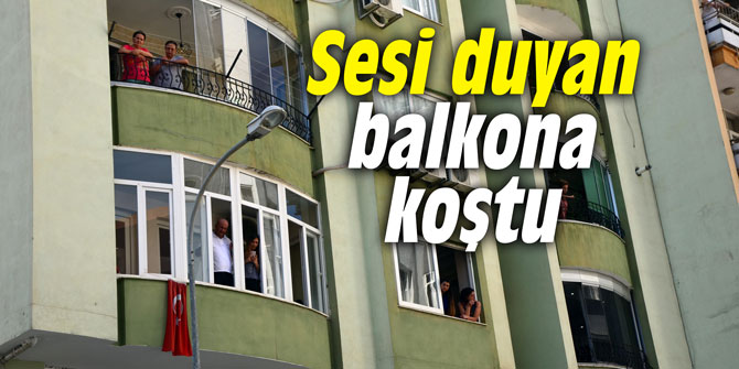 Sesi duyan balkona koştu