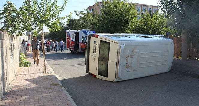 Otomobille çarpışan minibüs devrildi