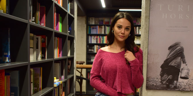 Burcu Karakaya tam bir kitap kurdu