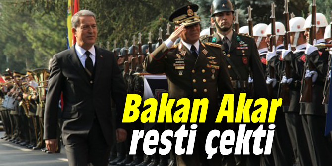 Bakan Akar resti çekti