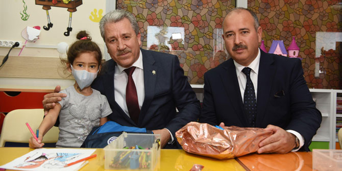 Onkolojide tedavi gören çocuklara oyunlarla İngilizce öğretecekler