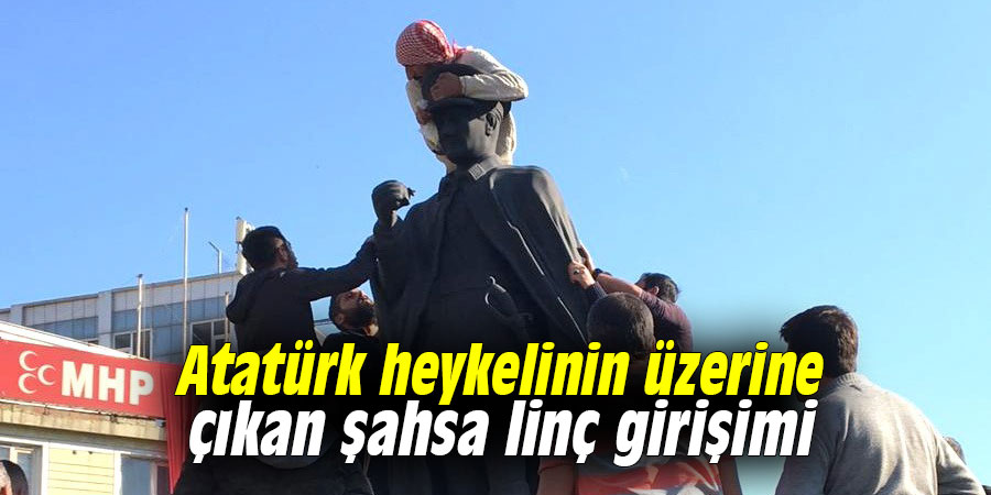 Atatürk heykelinin üzerine çıkan şahsa linç girişimi