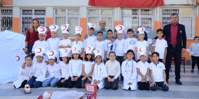 Minik kalpleriyle Kızılay'a ses getirdiler