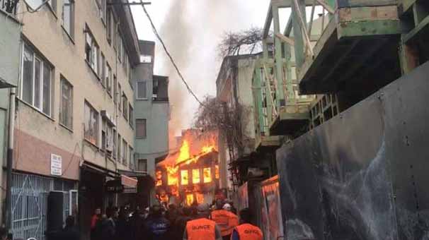 Tarihi çarşıdaki ahşap bina alev alev yandı!