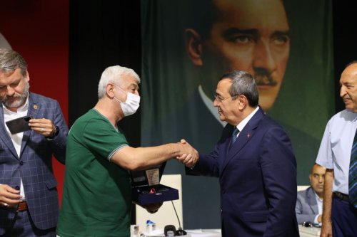 konak-belediye-meclis-toplantisi-yanginda-gorevli-personele-plaket3.jpeg