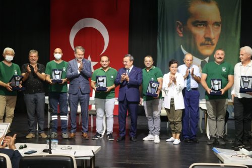 konak-belediye-meclis-toplantisi-yanginda-gorevli-personele-plaket5.jpeg
