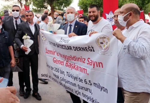 chp-milletvekili-kani-beko-da-seyyar-saticilara-destek-verdi-2.jpeg