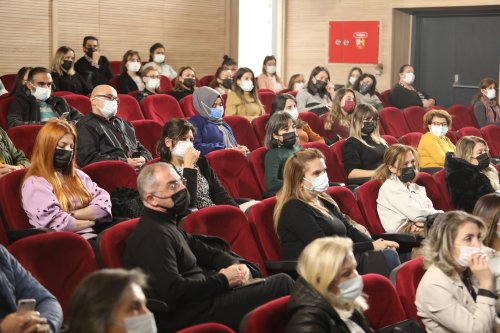 gaziemirde-ogretmenlere-ozel-konferans-3.jpg